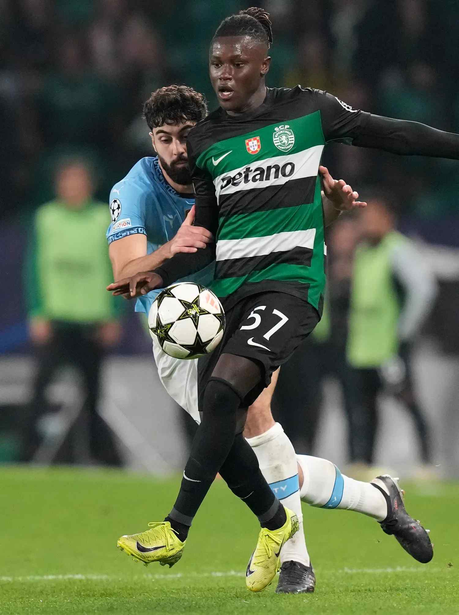Portuguese footballer Geovany Quenda competing for the ball.